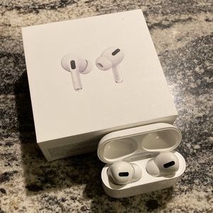 Apple AirPods Pro, wireless charging case